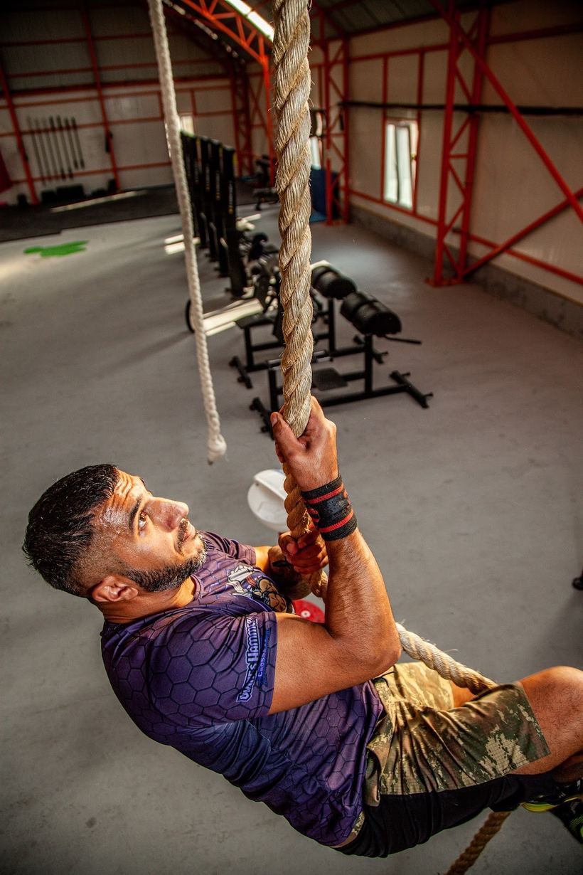 CrossFit Vikings Hammer zalında kəndirə dırmaşma